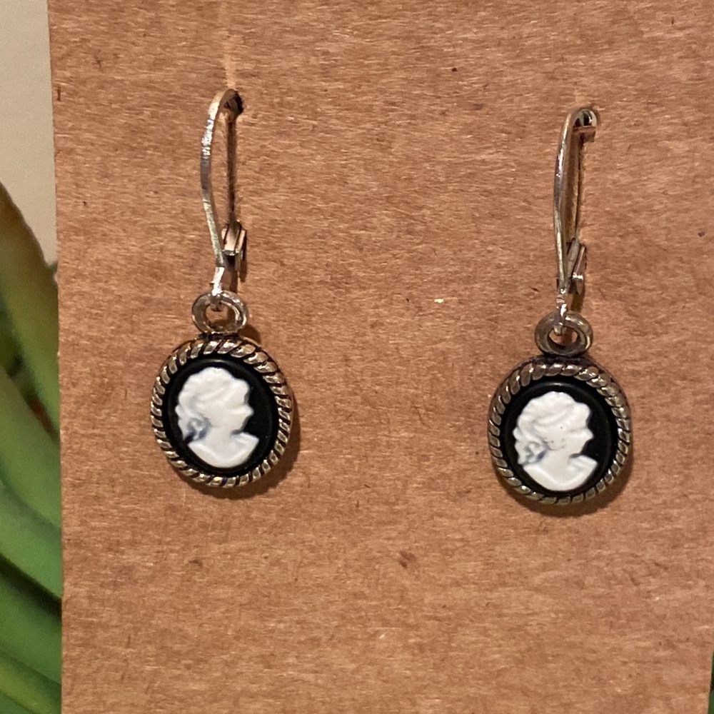 NWT Beautiful Black & White Cameo Earrings